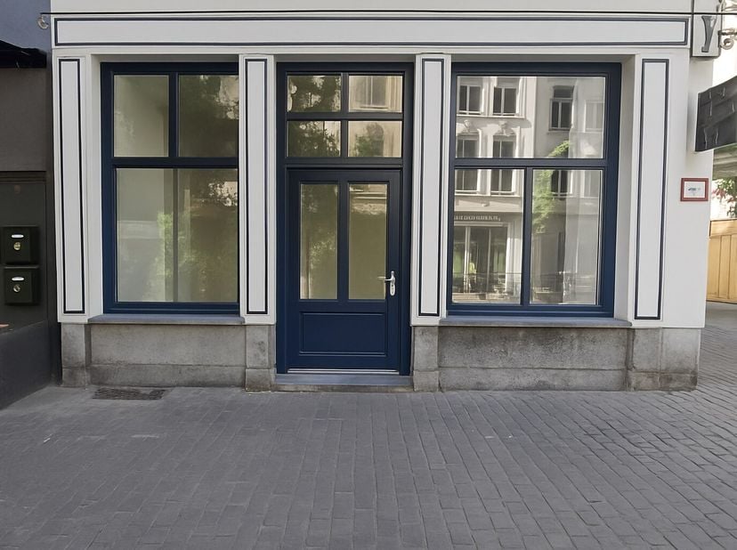 De Lange Koepoortstraat staat gekend voor zijn dynamische mix van winkels, eetgelegenheden, kunstgalerijen en gezellige cafés. De straat is geliefd bi