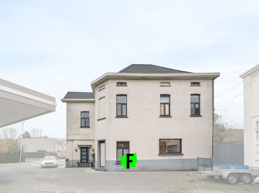 À distance de marche du centre de Zottegem, nous vous proposons cette maison extrêmement spacieuse et pleine de caractère ! La maison dispose de 7 cha