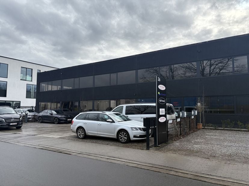 Découvrez cet espace de bureaux fonctionnel et prêt à l&#039;emploi, situé dans une zone industrielle active. Un excellent rapport qualité-prix pour les en