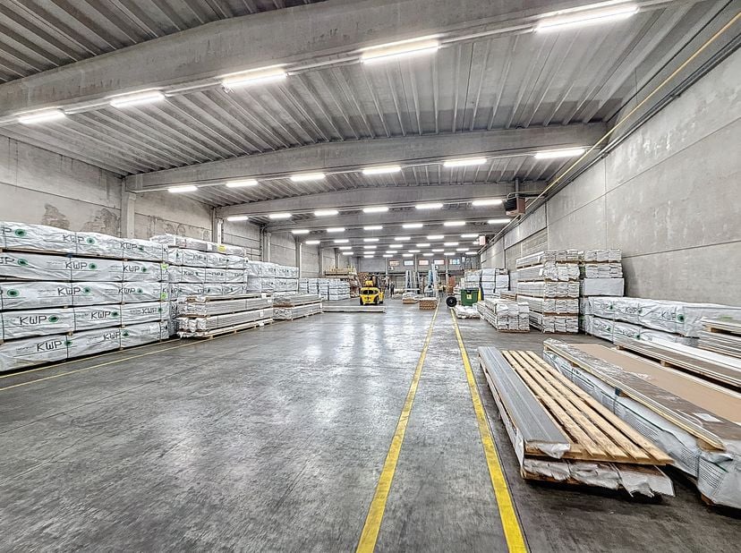 Spécifications:&lt;br /&gt;
- un entrepôt d&#039;environ 1600 m²; &lt;br /&gt;
- 4 quais de chargement&lt;br /&gt;
- hauteur libre 6 m;&lt;br /&gt;
- sol en polybéton;&lt;br /&gt;
- un