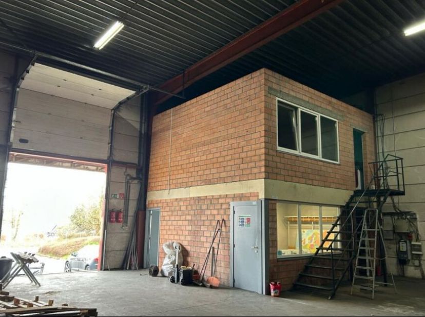Dit multifunctionele gebouw bevindt zich in de Transportzone Meer nabij de E19. Zijn uitstekende ligging met mogelijkheid tot het huren van de buiteno