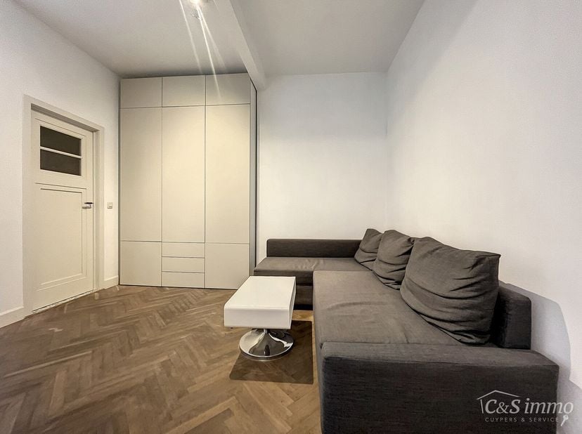 Gemeubeld studio-appartement met een gezellig terras op de Britselei. Dit appartement is enorm rustig gelegen achterin het gebouw. Open ingerichte keu