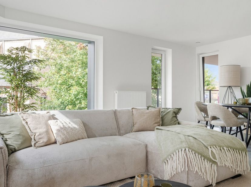 Nieuwbouwappartement in het centrum, aan het Guido Gezelleplein, van de bruisende gemeente Staden.&lt;br /&gt;
Het appartement heeft volgende indeling: inko
