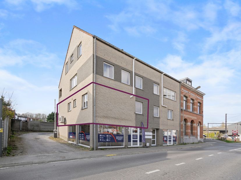 Dit appartement bevindt zich op de eerste verdieping met lift en maakt deel uit van een kleine mede-eigendom met lage gemeenschappelijke lasten.&lt;br /&gt;