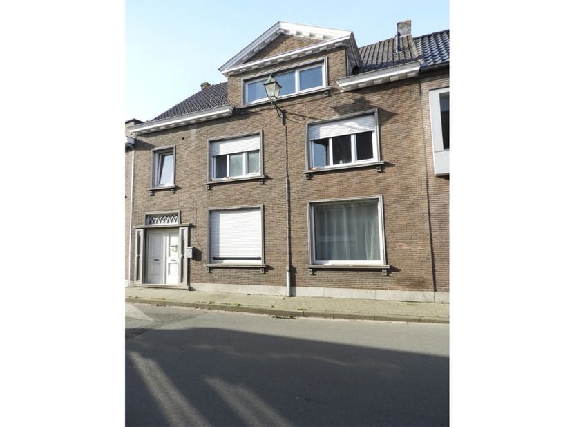 Aan de kerk van Schuiferskapelle vinden we deze ruime woonst bestaande uit :&lt;br /&gt;
Een imposante traphal met eiken trap en apart toilet.&lt;br /&gt;
Ruime L