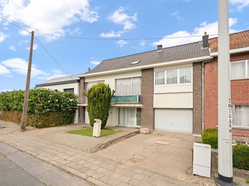 MEERBEKEOp een uitstekende locatie kunt u deze grotendeels gerenoveerde woning vinden.Het betreft een zeer ruime (268 m² bewoonbare oppervlakte) eenge