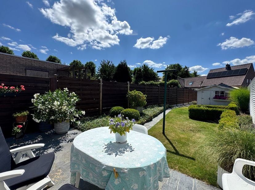 Woning met tuin, garage en uitweg op toplocatie in Zulte.&lt;br /&gt;
Deze goed onderhouden gesloten bebouwing is ideaal als eigen woning of als interessant