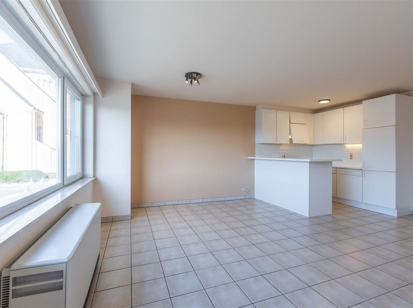 Ruim, ongemeubeld  appartement op centrale , rustige ligging aan de kerk en   op wandelafstand van de Zeedijk.   Klein gebouw zonder lift.  Het appart