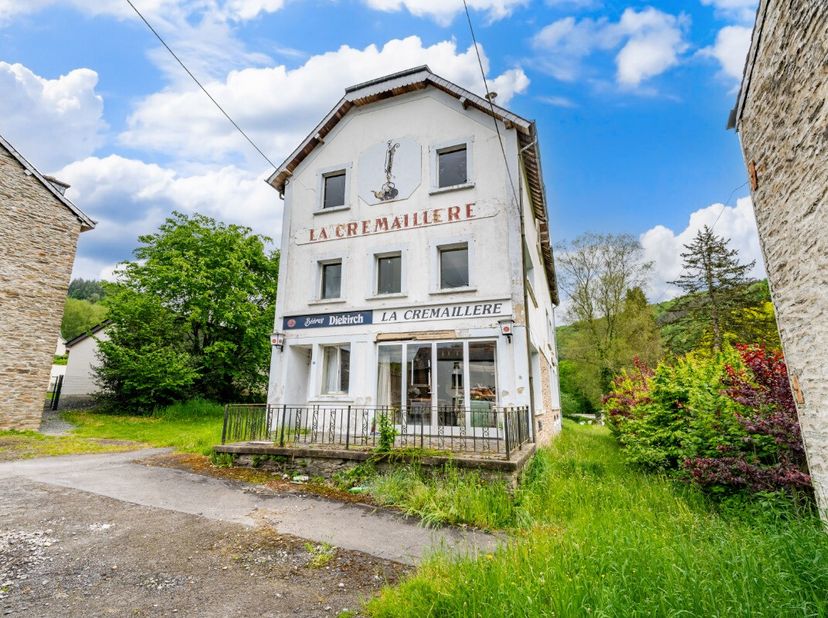 ERA B-LUX vous présente une bâtisse chargée dhistoire, jadis connue des habitants sous le nom de &quot;La Crémaillère&quot;, située dans le pittoresque village