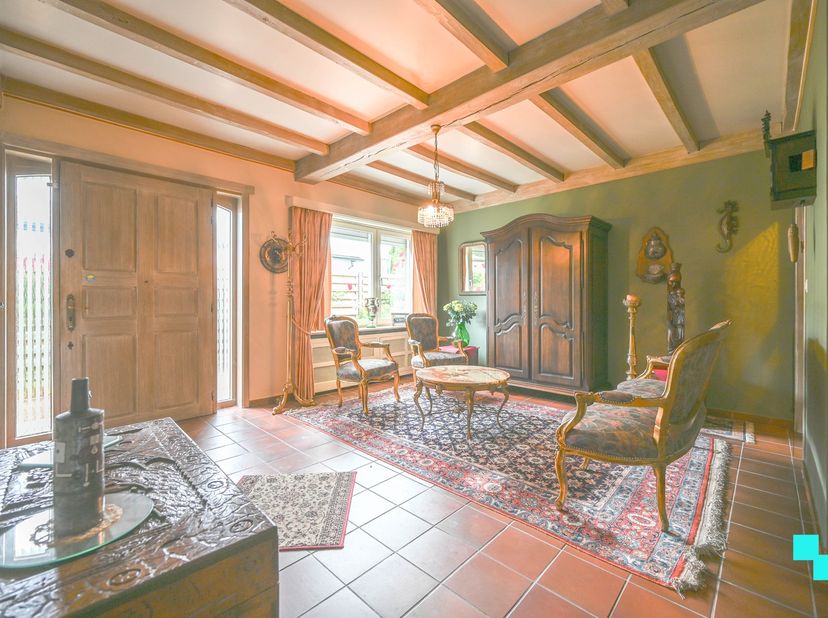 Deze open bebouwing uit 1968 bevindt zich op een perceel van 712 m² en biedt een bewoonbare oppervlakte van 209 m² (volgens het EPC-attest). De woning