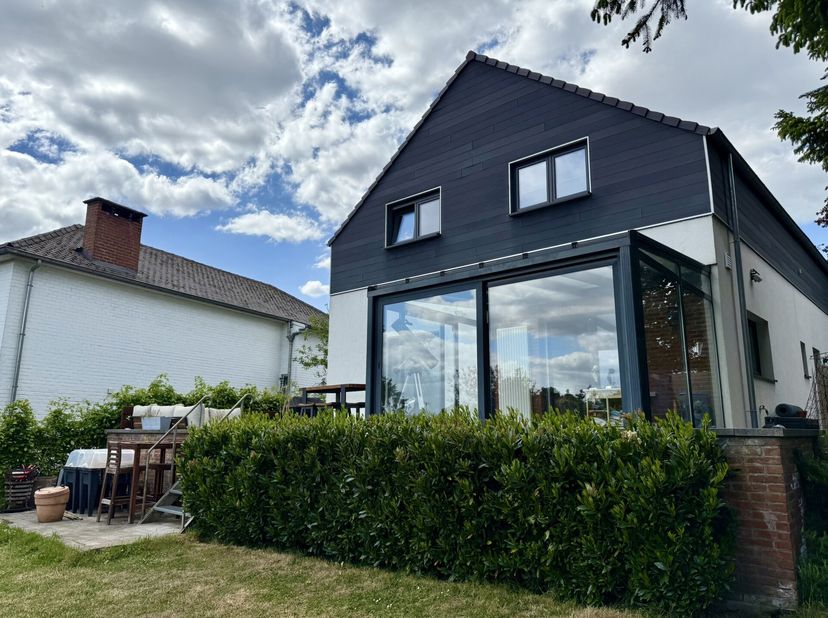 Rhode-Saint-Genèse, Belle VILLA entièrement rénovée (3CH/2SDB/BUREAU) avec garage et jardin bien orienté. Sis dans un agréable quartier proche de tout