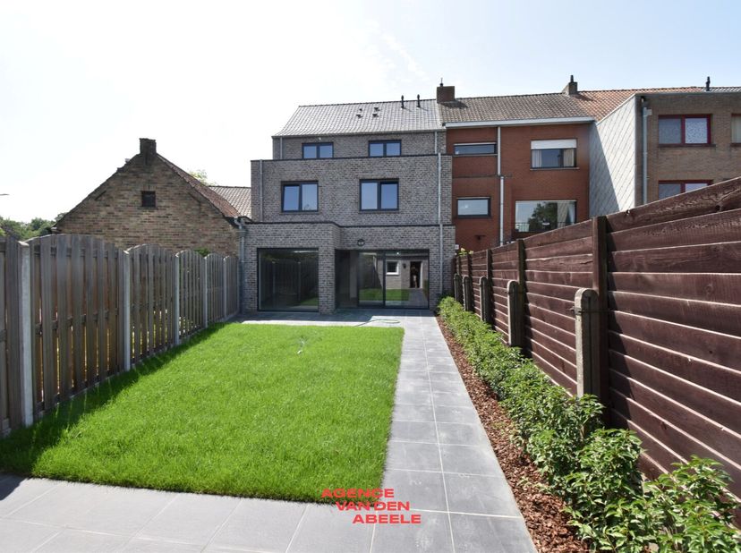 Zeer mooi gelegen energiezuinige woning ( A label ) in een rustige straat te Sint-kruis.&lt;br /&gt;
Via de voordeur komt u binnen in een grote inkomhal voo
