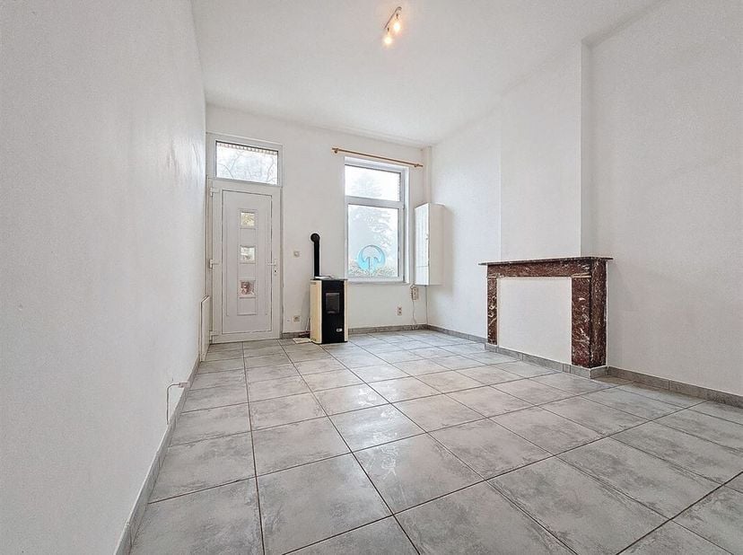 Prix: Offre à partir de 130.000 euros, frais d&#039;agence non inclus et à charge de l&#039;acquéreur.&lt;br /&gt;
Chouette maison habitable rapidement et comprenant: