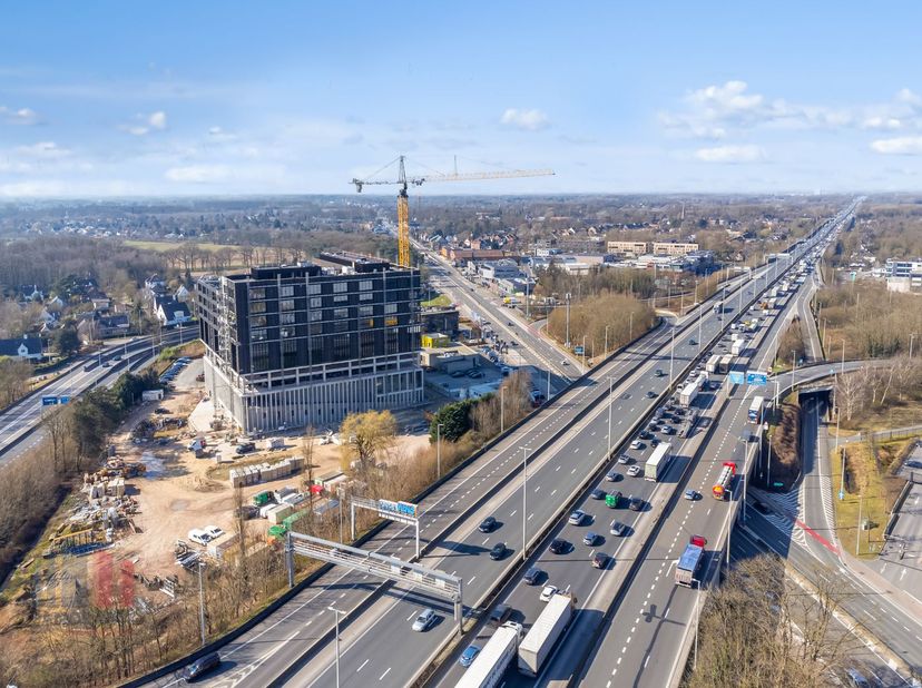 Fenomenaal gelegen nieuwbouw kantoren met een oppervlakte van 1.305 m² en een uitstekende zichtbaarheid langs de drukbezochte Kortrijksesteenweg. Dank