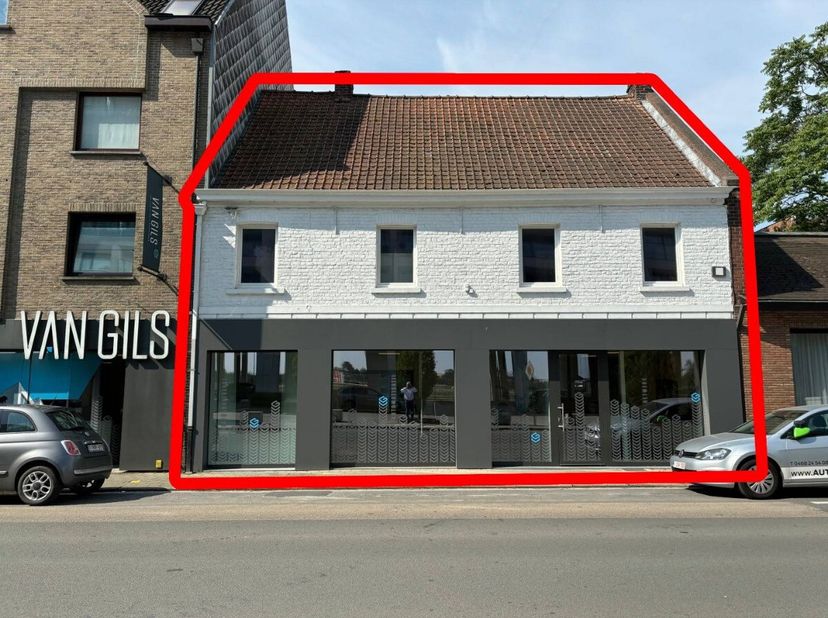 Immeuble commercial à louer à Holstraat 54 à Waregem.Entièrement rénové avec des techniques et des normes modernes.Au rez-de-chaussée nous avons 125 m