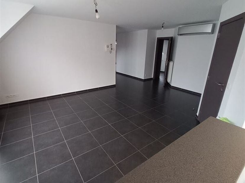 Très bel appartement (+/-103 m²) 3 chambres avec 2 caves et 2 parkings couverts au sein dune résidence de 2012 située dans une agréable petite rue de