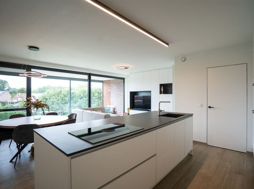 Prachtig twee slaapkamer appartement met ruim terras! Dit moderne appartement (2022) is stijlvol afgewerkt en tevens rustig maar centraal gelegen. De