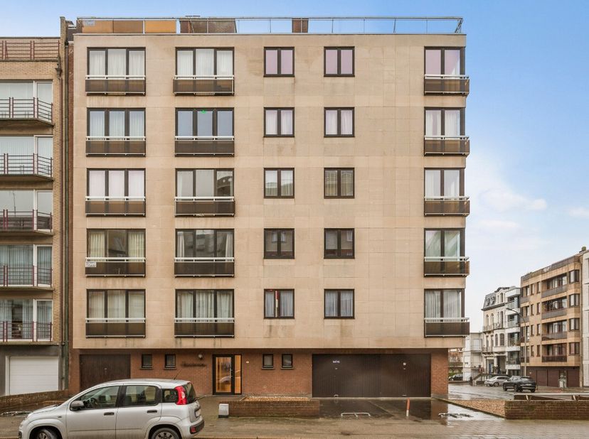 Wenduine: ruim appartement te koop op een zucht van de vernieuwde zeedijk.Dit instapklaar appartement is biedt u de perfecte ruimte aan zee. De ruime
