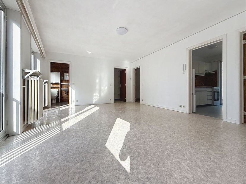 Appartement idéalement situé en plein centre-ville de Mouscron.&lt;br /&gt;
Nichée au premier étage d&#039;une petite copropriété sans ascenseur, cet appartement