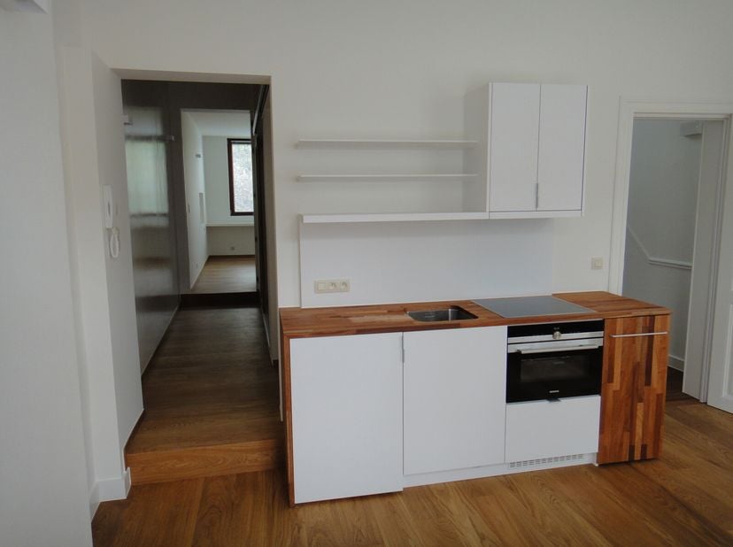 Appartement récent, moderne et très lumineux au premier étage dans le Nouveau Quartier. L&#039;appartement d&#039;une chambre à coucher dispose à l&#039;entrée d&#039;un