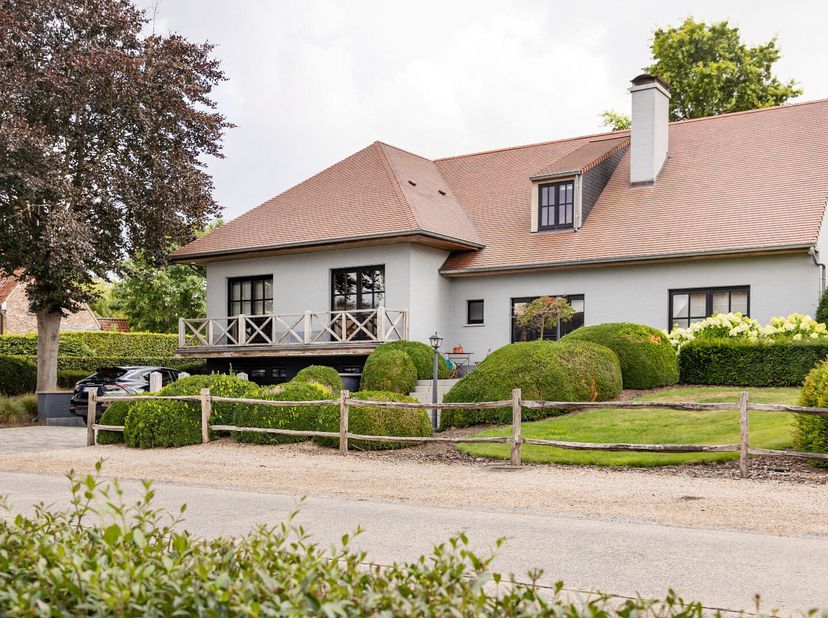 Te Lochristi, een gemeente in Oost-Vlaanderen, treffen we deze prachtige landelijke villa met graslanden aan op 32.558m².&lt;br /&gt;
Een rustige, groene om