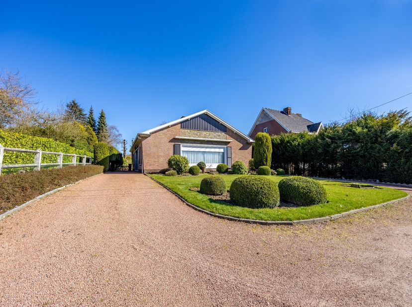 Onder de klokkentoren van het charmante Heestert woont deze gelijkvloerse karakter eigendom, genesteld op een royaal perceel van 1094 m². Wat meteen i