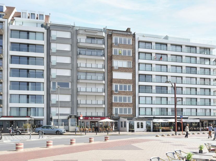 Modern, ruim appartement met frontaal zeezicht gelegen aan het levendige Rubensplein met zuid gericht terras. Het pand werd vernieuwd en heeft de volg