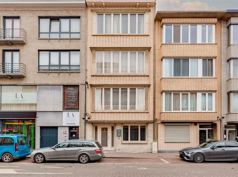 In het centrum van Merksem staat in de Nieuwdreef deze super leuke en instapklare praktijkwoning te koop. Op enkele minuutjes wandelen bereik je versc