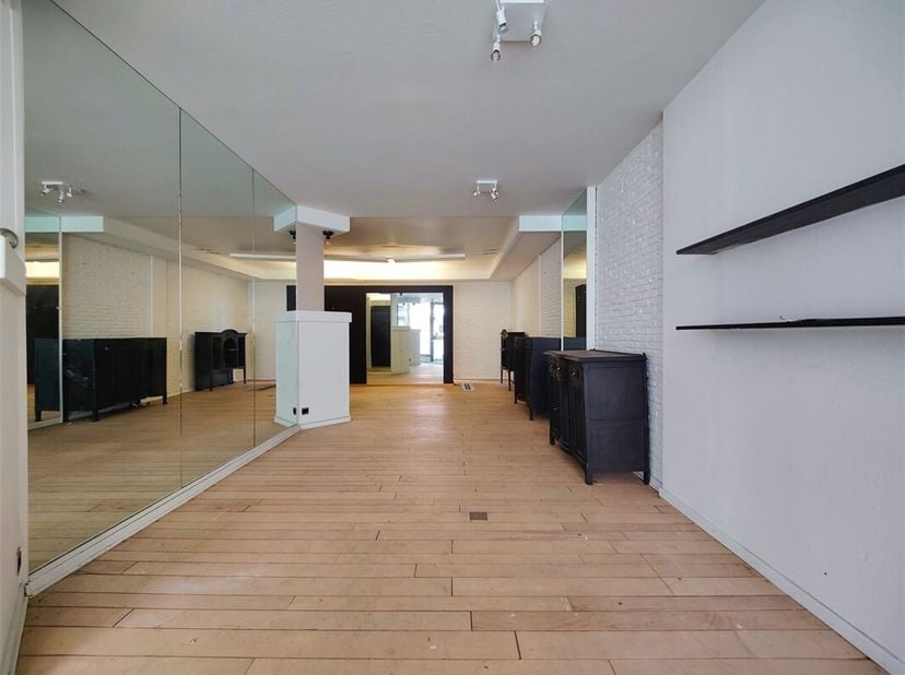 TE KOOP: Handelspand op een centrale ligging&lt;br /&gt;
Altijd al gedroomd van jouw eigen zaak? In het centrum van Avelgem vind je deze goed gelegen, hande