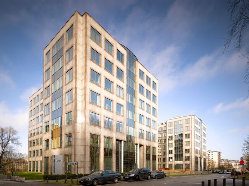 Alma Court is een kantoorgebouw gelegen nabij het universitair ziekenhuis Sint-Luc te Brussel. Met zijn vele faciliteiten is het de bedoeling van dit