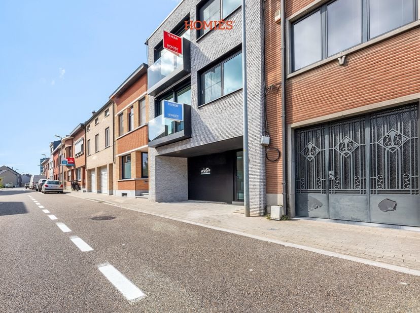 Met veel genoegen bieden wij u deze welgelegen stockageruimte aan van 180m2 gelijkvloerse oppervlakte en loopt volledig door tot achteraan. Het gebouw