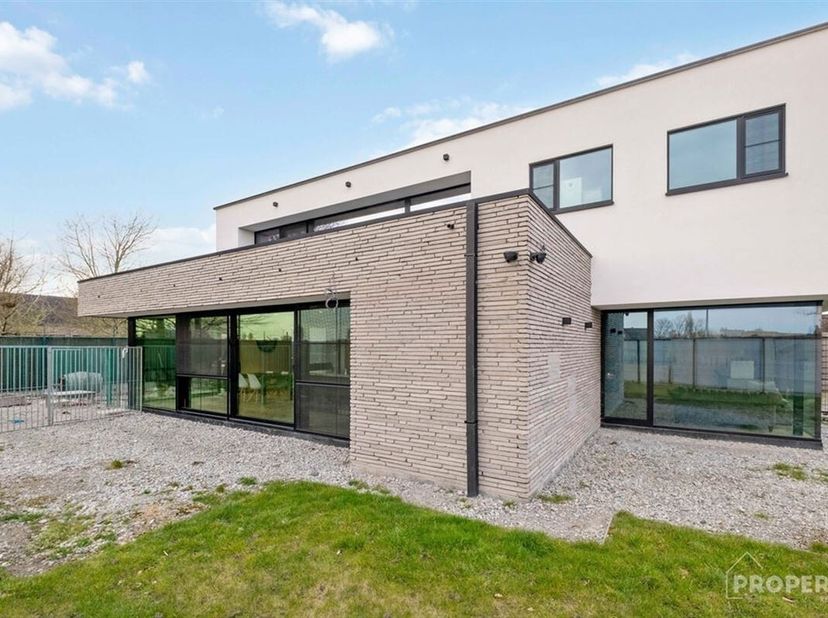 Welkom in deze prachtige moderne woning in Wielsbeke, met een royale leefruimte van 220m². Deze eigentijdse residentie biedt drie ruime slaapkamers en