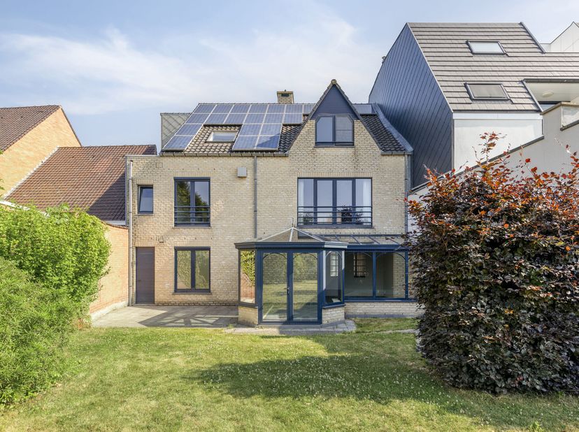 Deze ruime woonst met handelspand is strategisch gelegen langs de Stationsstraat, temidden het bruisende hart van Eernegem. Dit pand, die voorheen die