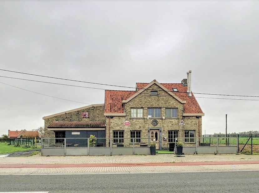 Dit handelspand geniet een uiterst commerciële ligging langs een drukke invalsweg van Hooglede naar Staden. Dit pand is ingericht als voormalige cafér