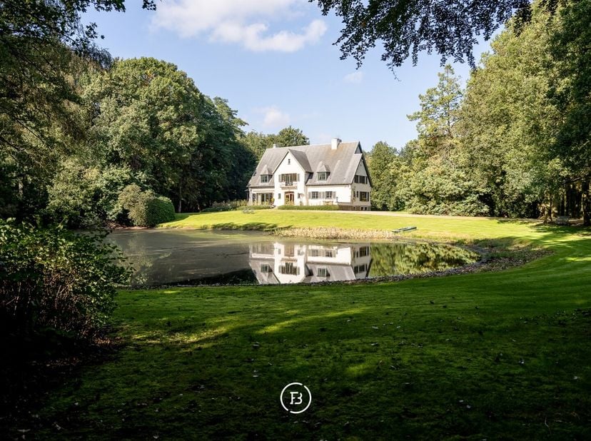 Op een uitgestrekt domein van 10 hectare, omsloten door een oude dreef en groene zones, bevindt zich een karaktervol landgoed met tal van mogelijkhede
