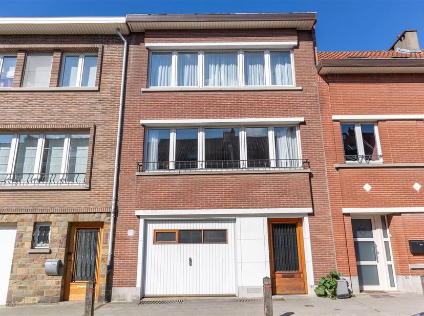 Property One biedt u deze prachtige split-level woning aan, ideaal gelegen in een rustige straat in de zeer gewilde wijk van Auderghem. U zult worden