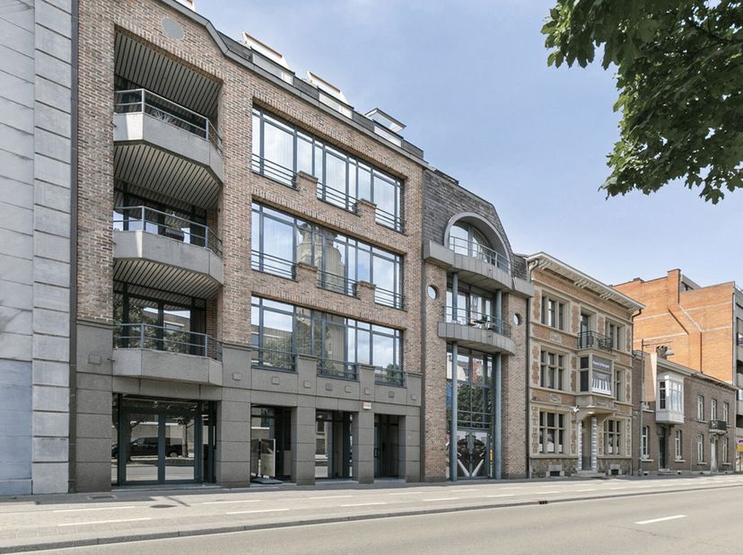 RUIM KANTOOR / HANDELSRUIMTE MET EEN OPPERVLAKTE VAN MAAR LIEFST 286 M2 EN 65M2 TERRAS, OP ZICHTLOCATIE TE HASSELT- CENTRUM (KLEINE RING)&lt;br /&gt;
Deze o