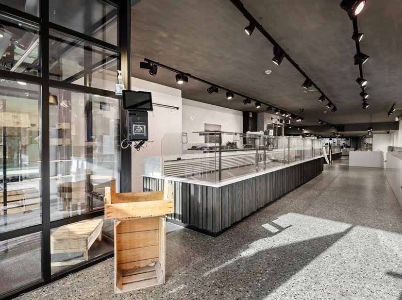Een commerciële ruimte van +/- 370 m² aan de &quot; Vrijheid&quot; te Hoogstraten. Eventueel ook dienstig als kantoor / dienstencentrum.&lt;br /&gt;
Het eigendom kan
