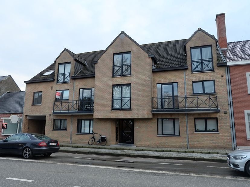 Op een boogscheut van het station van Nazareth en het centrum van Eke, vinden we dit gezellig 1-slaapkamer appartement gelegen op de 1e verdieping.&lt;br