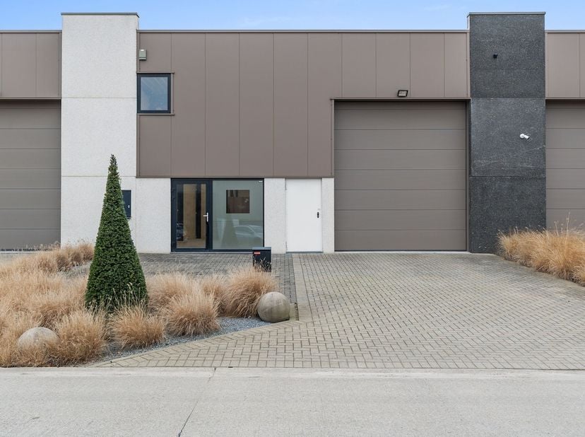Welkom op Ondernemerspark 34 te Dilsen-Stokkem.&lt;br /&gt;
Recente KMO-unit (magazijn) van +/- 400m2 te huur en onmiddellijk beschikbaar!&lt;br /&gt;
&lt;br /&gt;
Deze