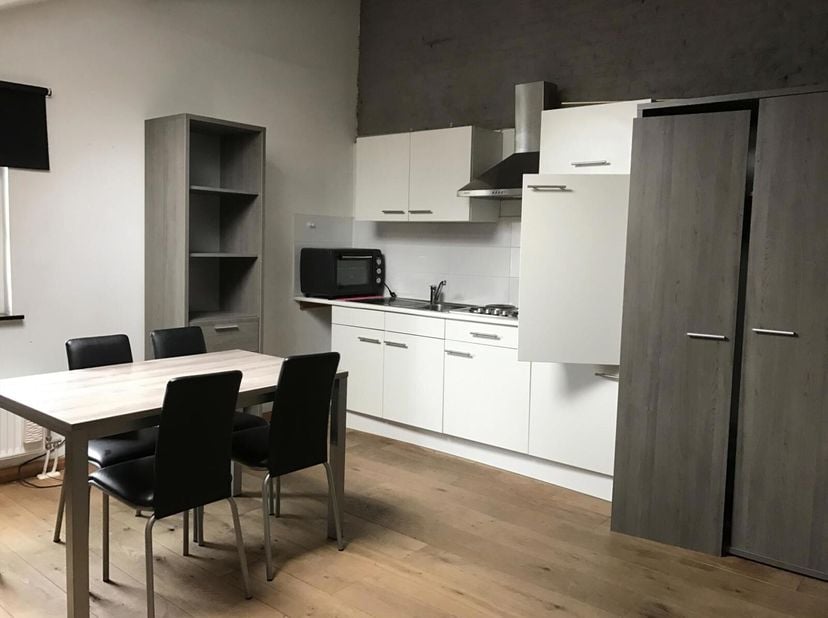 Charmant studio meublé situé au cur de Louvain ! Le studio est situé au 2ème étage et offre une belle vue sur la cour située entre Muntstraat et Tiens
