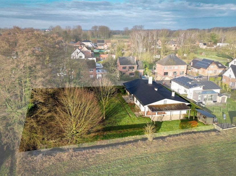 Prachtig gelegen gelijkvloerse woning met 5 slaapkamers op een zonnig perceel van 15a 87ca&lt;br /&gt;
Omgeving:&lt;br /&gt;
+ Rustig gelegen in landelijke omgevi