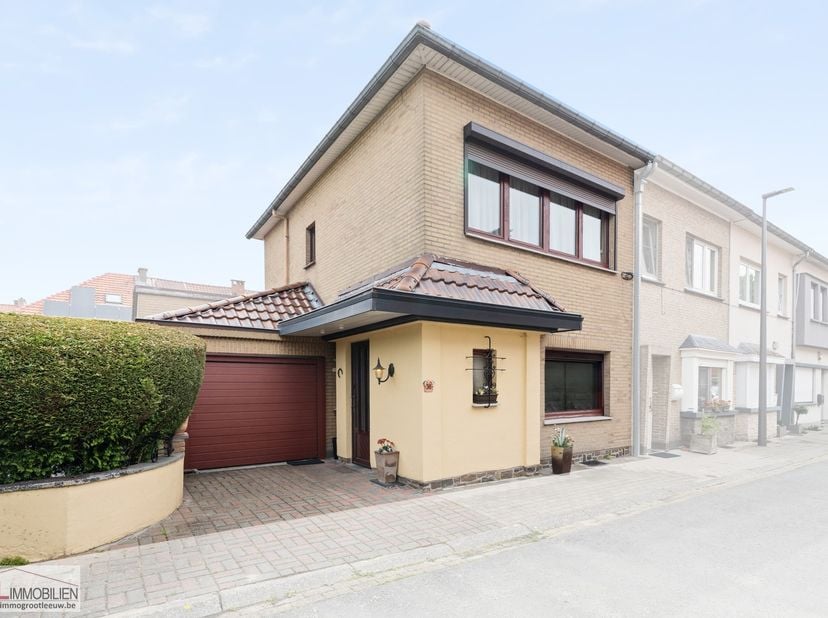 Immo Groot Leeuw vous présente cette magnifique maison trois façades, située dans une rue sans issue à Groot-Bijgaarden.&lt;br /&gt;
La maison a été très bi