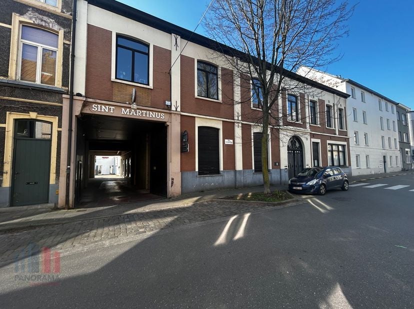 Bien professionnel à louer
                    à 9000 Gent