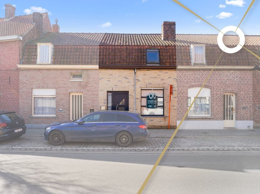 Deze goed onderhouden woning in het charmante Wijtschate biedt een praktische indeling en een uitzonderlijk ruime tuin waarin je volledig tot rust kun