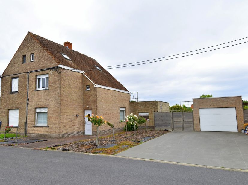 Ontdek deze ruime halfopen woning, ideaal gelegen op het einde van een doodlopende straat. Een oase van rust, maar toch vlot bereikbaar!&lt;br /&gt;
Indelin