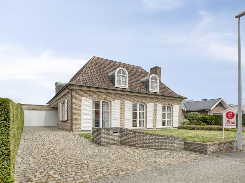 Villa à vendre à Boezinge dans la Dekemelelaan 17. Cette maison à vendre est idéale pour ceux qui recherchent une maison avec un aménagement pratique