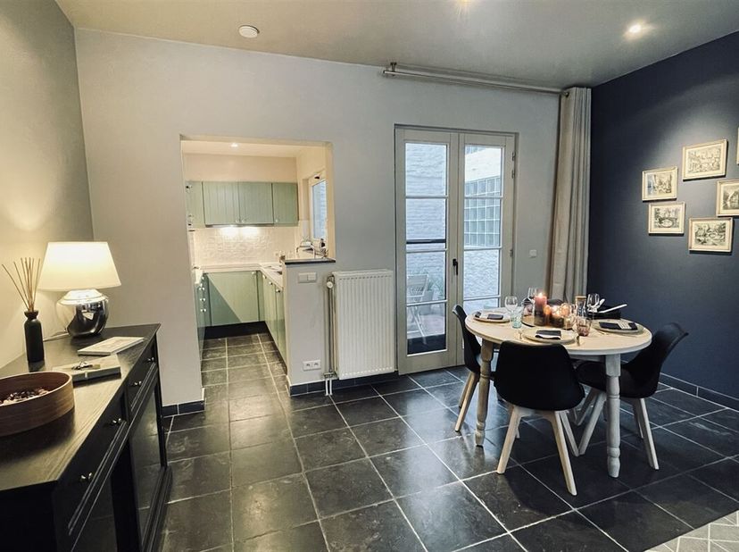 In het charmante Sint-Annakwartier vind je deze gezellige, gerenoveerde woning. Op het gelijkvloers bevinden zich de keuken met SMEG toestellen, leefr