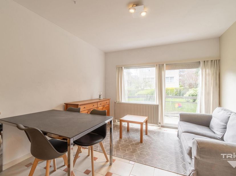 Idéalement situé dans une petite rue calme à proximité immédiate des commerces et des transports, TRIOR Woluwe vous propose ce magnifique appartement