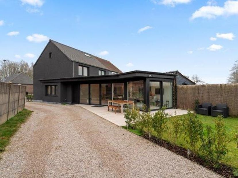 Ontdek jouw nieuwe droomhuis, een betoverende halfopen bebouwing waar luxe en comfort samensmelten in een high-end renovatie met de allerbeste materia